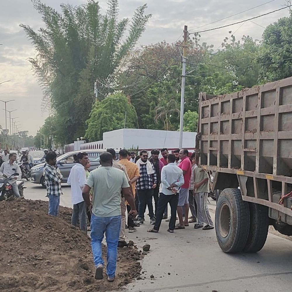 कलेक्टर निवास के सामने डंपर ने कार को मारी टक्कर:समझाइश देने आई महिला अधिकारी से ड्राइवर बोला- हट जाओ, नहीं तो उड़ा दूंगा
