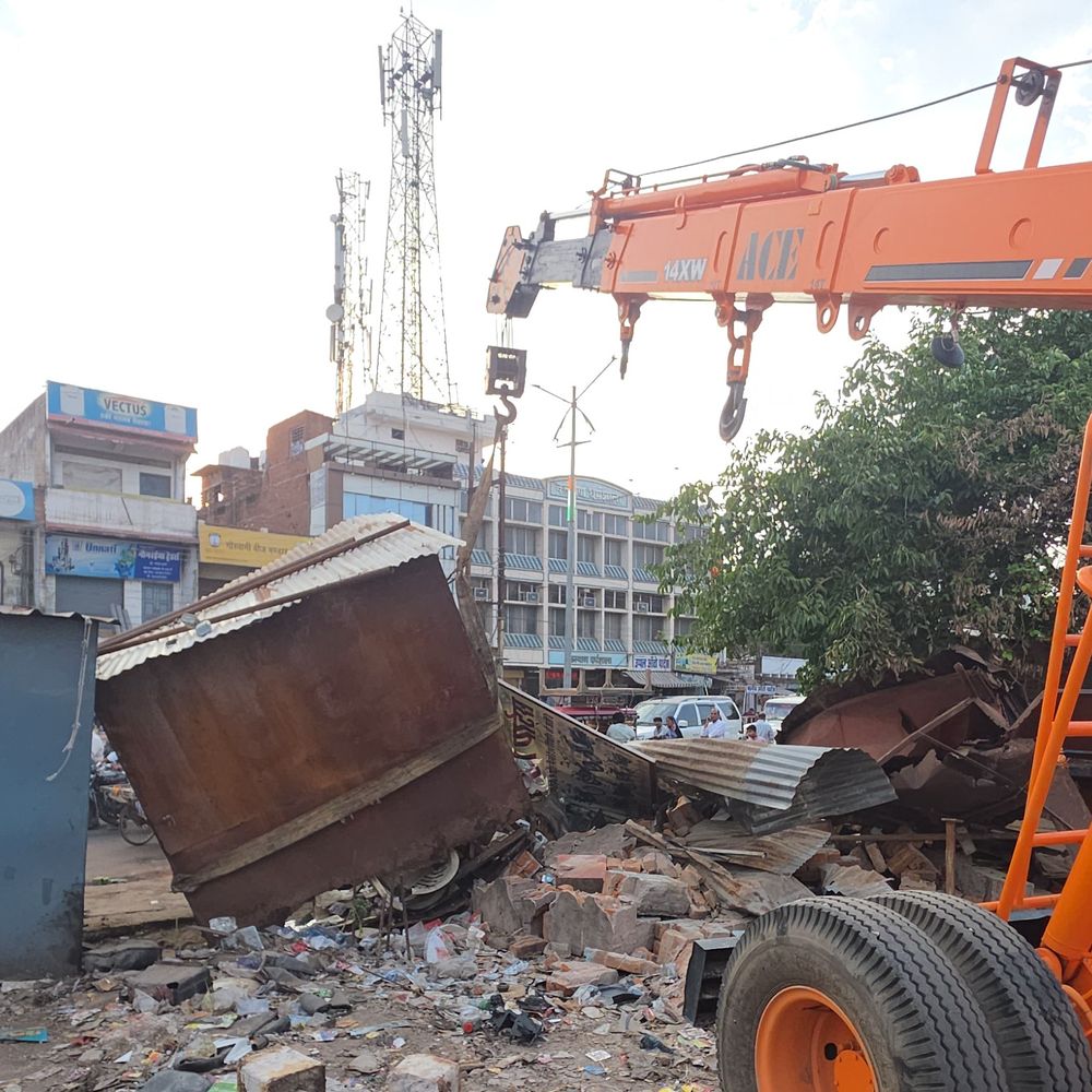 छतरपुर में अतिक्रमण हटाओ अभियान, फब्बारा चौक-सांतरी तलैया रास्ता साफ:विधायक के आदेश के बाद नपा ने की कार्रवाई, कई जगह से हटा कब्जा