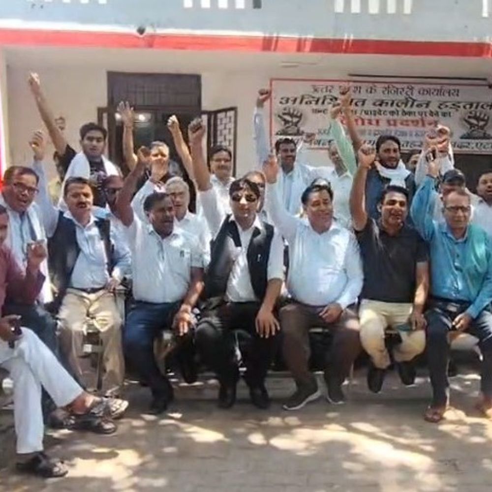एटा में दस्तावेज लेखक अनिश्चितकालीन हड़ताल पर:उपनिबंधक कार्यालयों के निजीकरण और निबंध मित्रों की नियुक्ति का विरोध