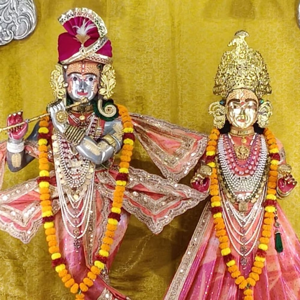 जेके मंदिर में राधा-कृष्ण की भव्य आरती:प्रभु को पहनाई गई अलौकिक पोशाक; दर्शन कर भक्ति में लीन दिखे श्रद्धालु