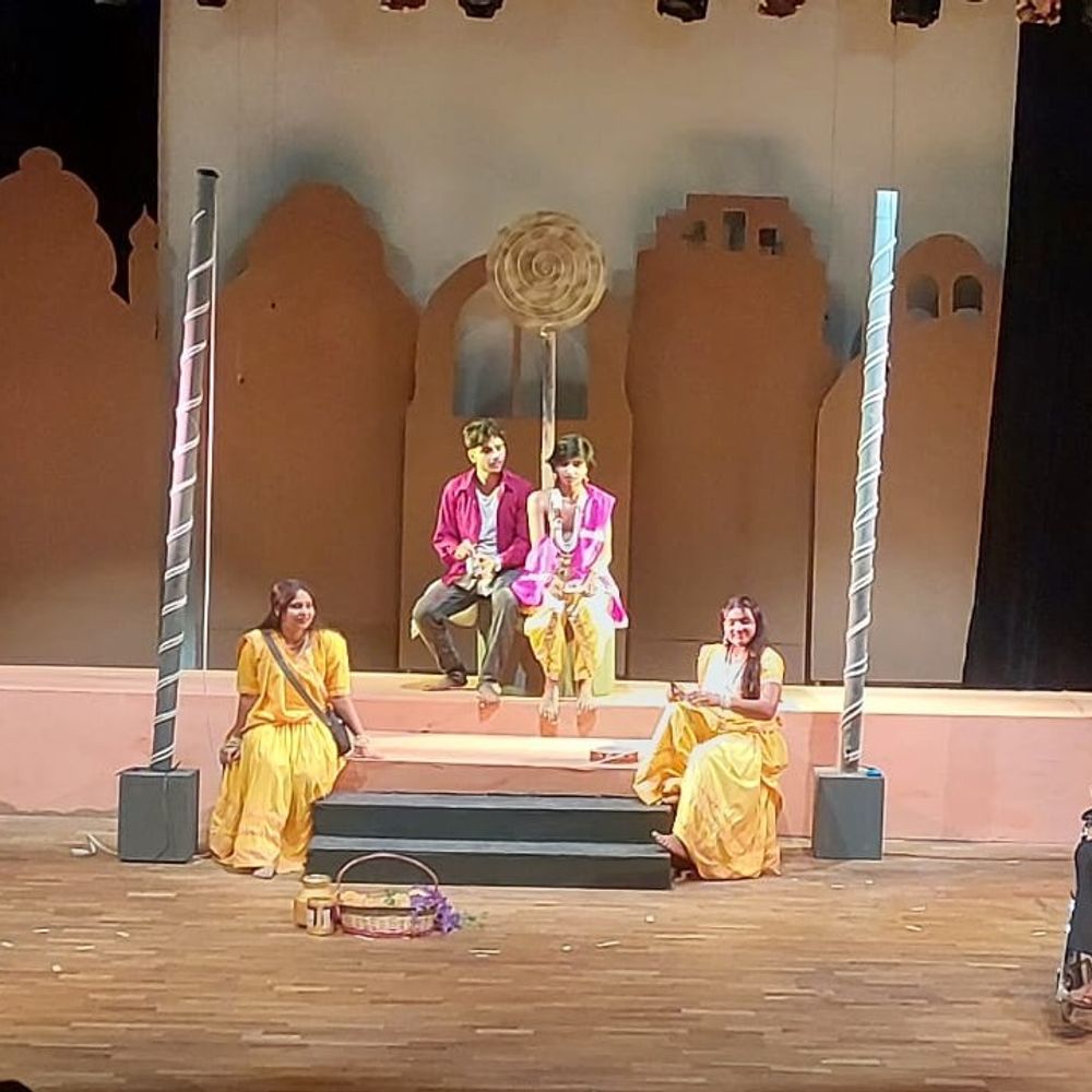 लखनऊ में 'मीरा: एक दर्पण' नाटक का मंचन:भारतेन्दु नाट्य अकादमी की कार्यशाला में मीरा के संघर्ष को दिखाया