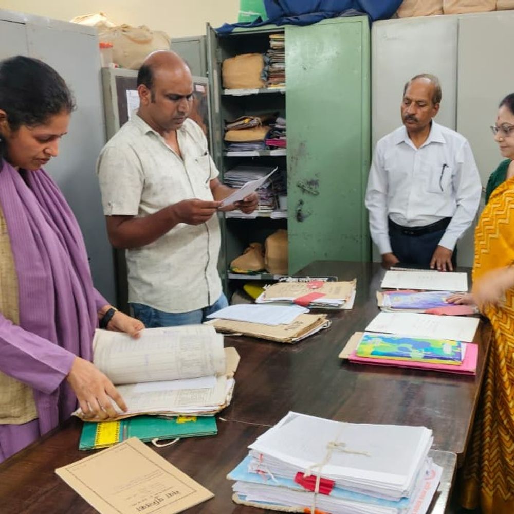 CMHOकार्यालय में पदस्थ 42 में से 21 अधिकारी-कर्मचारी मिले अनुपस्थित:निरीक्षण में कलेक्टर ने जताई नाराजगी, 3 दिन का वेतन काटने के निर्देश