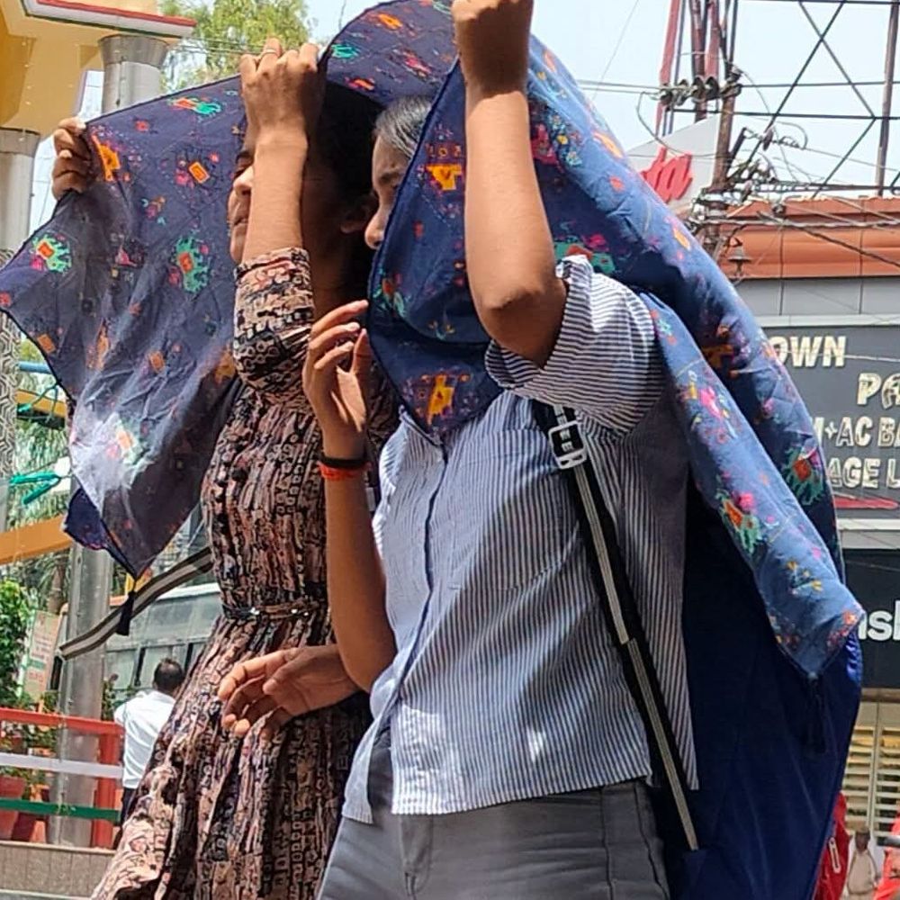 बाराबंकी में गर्मी, अघोषित बिजली कटौती से जनजीवन प्रभावित:तापमान 44 डिग्री, अस्पतालों में बढ़े मरीज; लोग परेशान