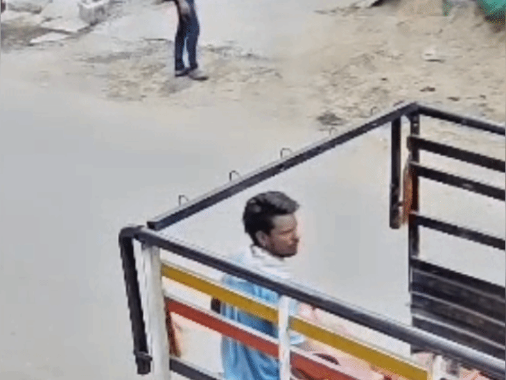 30 सेकंड में LPG सिलेंडर चोरी, VIDEO:देवास में दो लोगों ने लोडिंग वाहन से उठाकर गली में छुपाया, ऑटो में रखकर ले गए