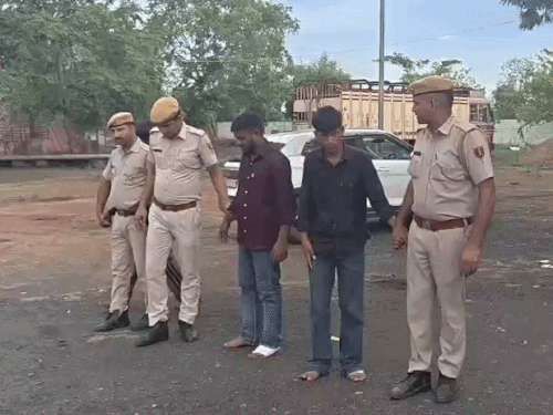 बाइक सवार को टक्कर मार 50 हजार की लूट:पुलिस ने तीन बदमाशों को पकड़ा,कार से टक्कर मारकर लूटे हुए 50 हजार कैश और कार चंद 6 घंटे में बरामद