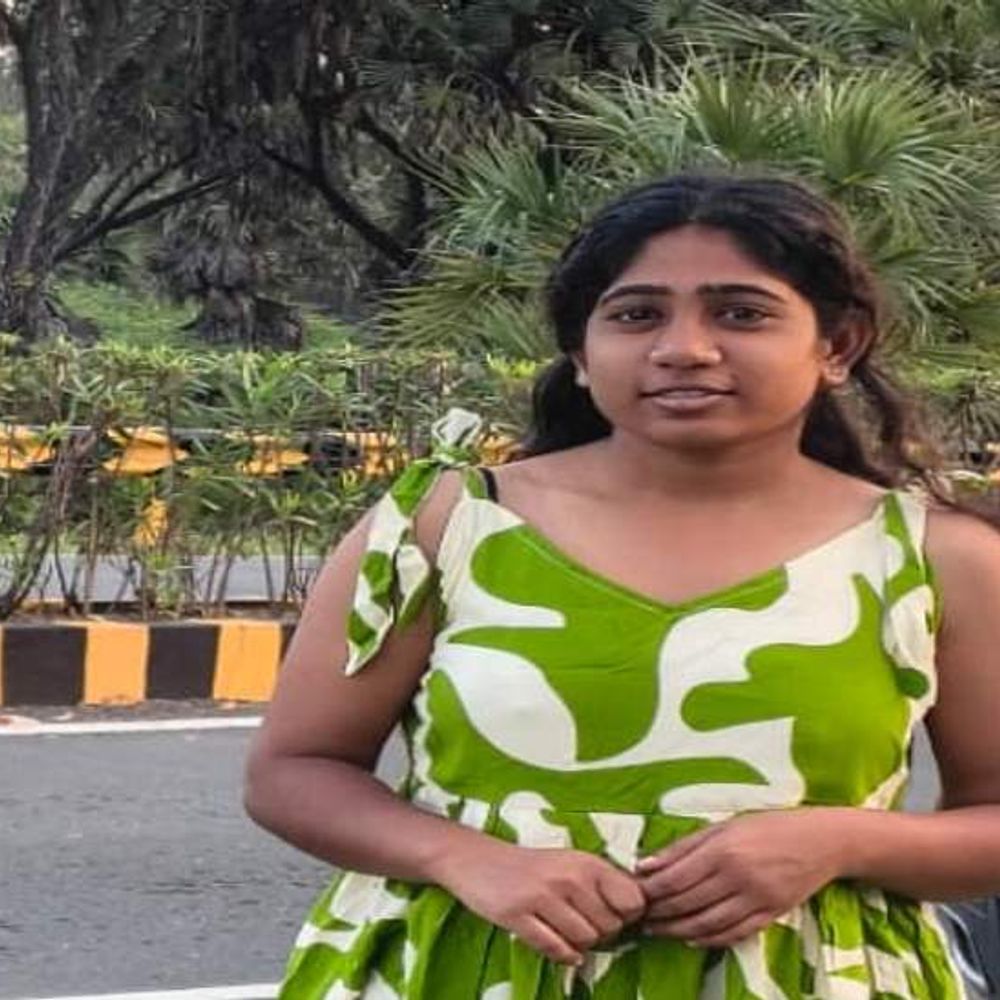 नीट की तैयारी कर रही छात्रा चौथी मंजिल से गिरी,मौत:मोबाइल पर बात करते हुए ऊपर गई थी; पिता बोले- कैसे गिरी, पता नहीं
