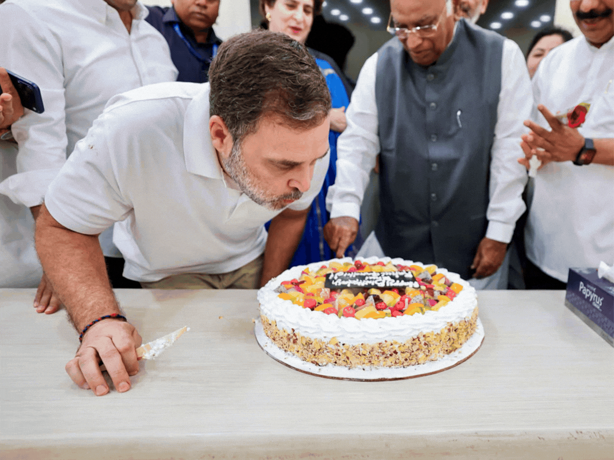 राहुल 56 साल के हुए, कांग्रेस मुख्यालय में जन्मदिन मनाया:प्रियंका और खड़गे के साथ केक काटा; कार्यकर्ताओं ने पोस्टर को दूध से नहलाया
