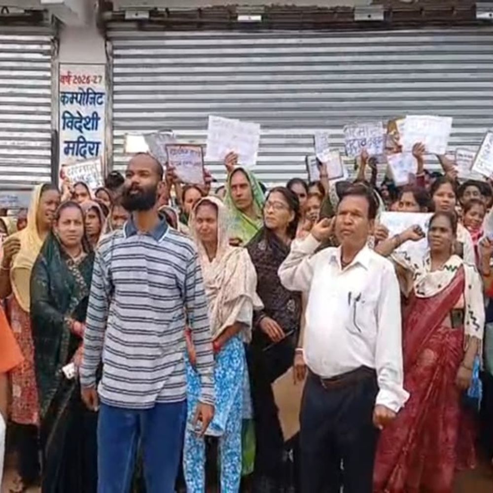 शराब दुकान के विरोध में महिलाओं ने निकाली रैली:एक सप्ताह में दुकान हटाने का अल्टीमेटम, अनिश्चितकालीन आंदोलन की चेतावनी