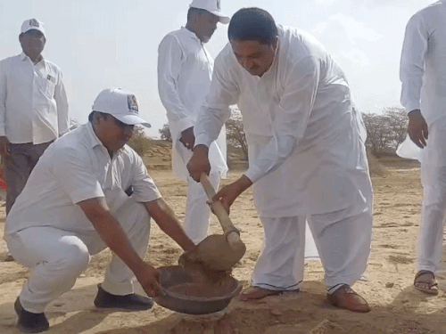 राहुल गांधी के जन्मदिन पर कांग्रेसियों ने की नरेगा मजदूरी:हरीश चौधरी, सालेह मोहम्मद और उम्मेदाराम ने श्रमिकों संग पसीना बहाया; टिफिन बांटे, एक महीने तक मुफ्त पानी की होगी सप्लाई