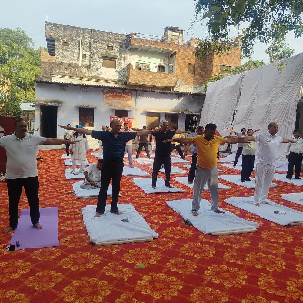 ज्ञानपुर में रेडक्रॉस सोसाइटी ने योगोत्सव कार्यक्रम किया:अंतर्राष्ट्रीय योग दिवस से पूर्व योग प्राणायाम का अभ्यास कराया