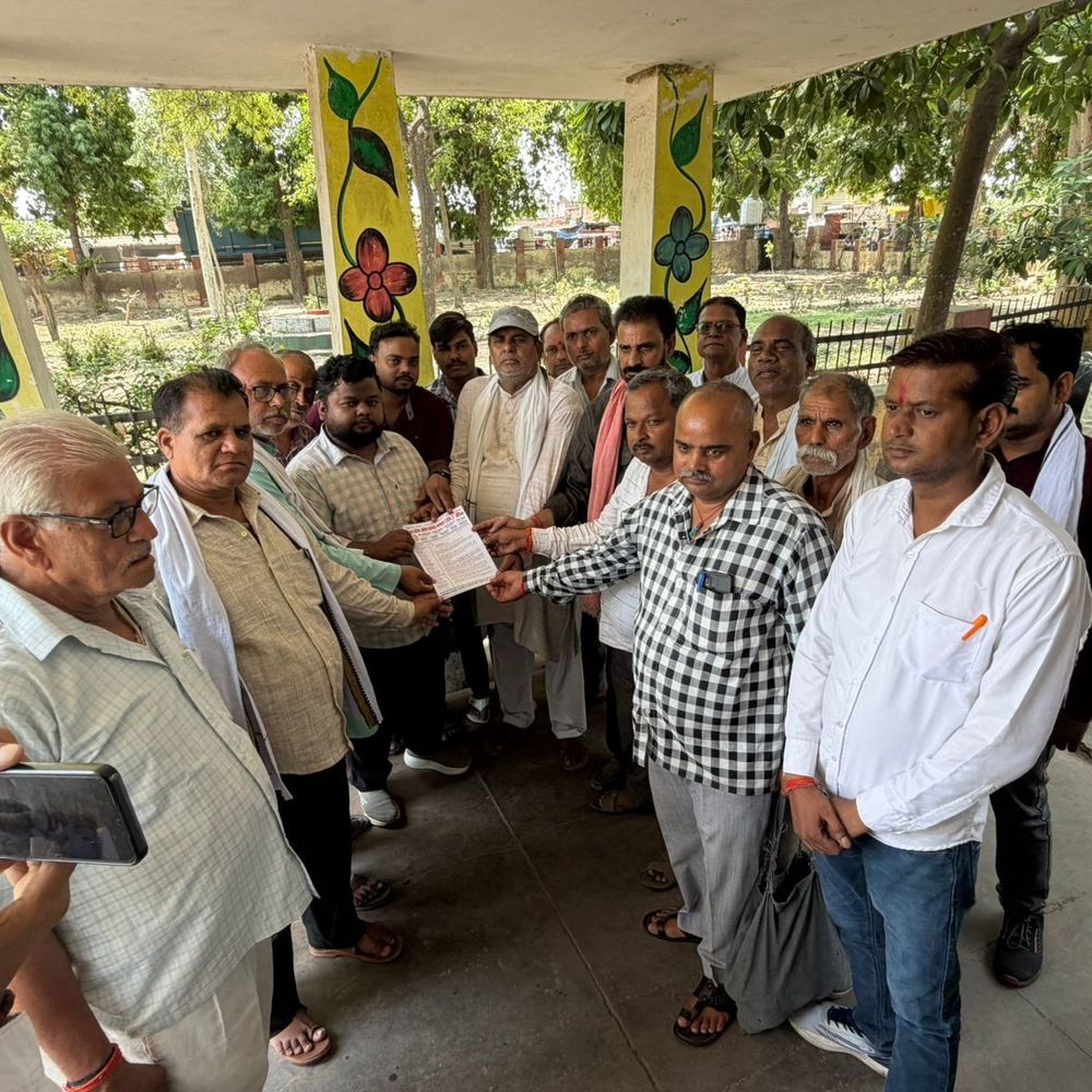 औरैया में व्यापारियों ने मंडी सचिव को ज्ञापन दिया:नए ऐप और लाइसेंस नवीनीकरण की शर्तों पर आपत्ति