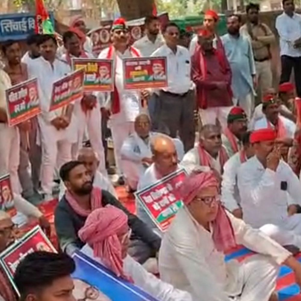 समाजवादी पार्टी ने फतेहपुर में धरना प्रदर्शन किया:महंगाई, बेरोजगारी और पेपर लीक समेत कई मुद्दों पर सरकार को घेरा