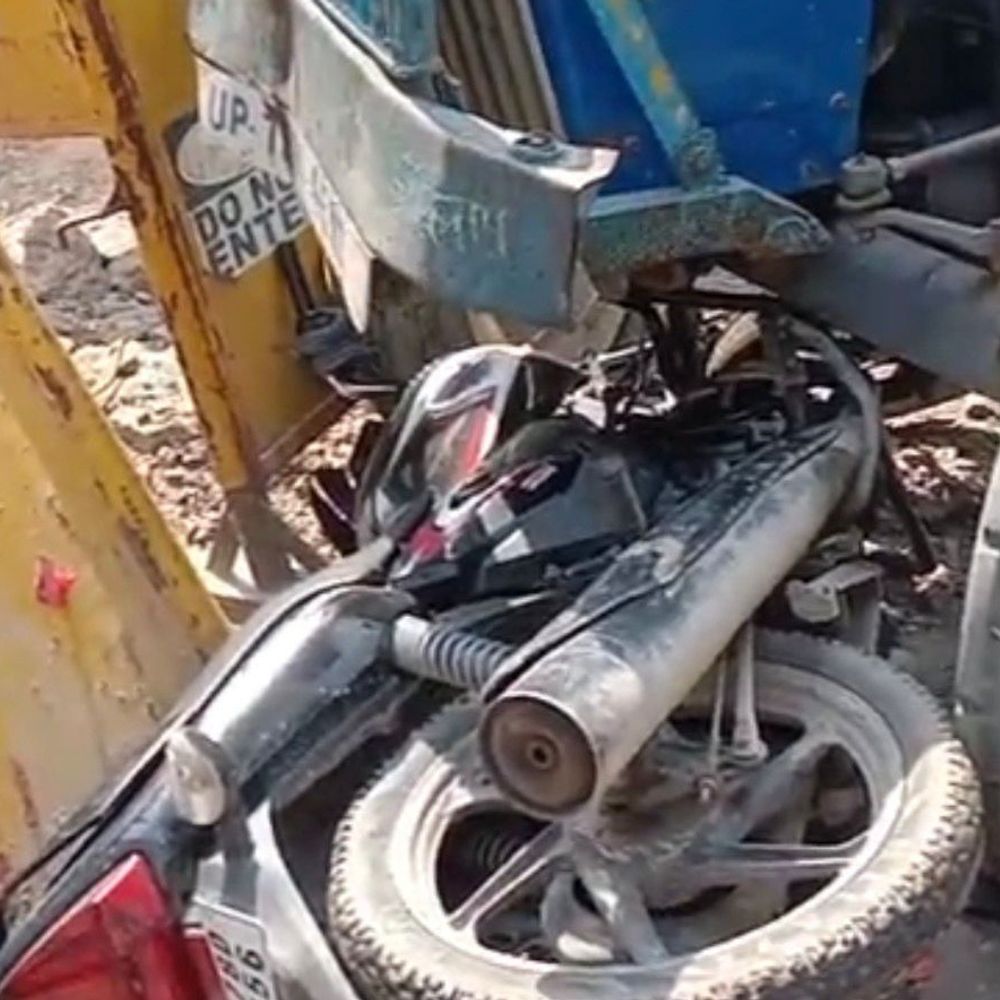 कानपुर में अनियंत्रित ट्रैक्टर ने बाइक को 10 मीटर घसीटा:युवक ने फ़िल्मी स्टाइल में छलांग लगाकर बचाई जान, बड़ा हादसा टला