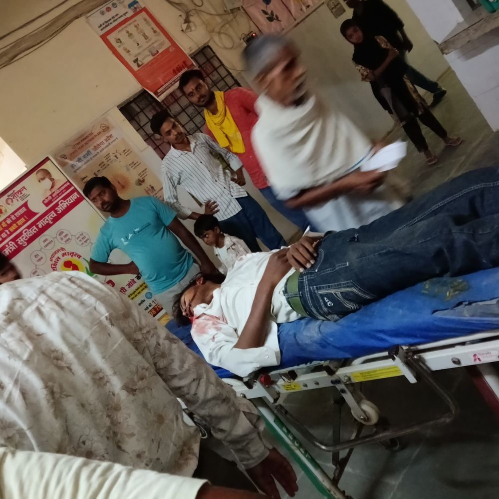 सुल्तानपुर में दो बाइकों की टक्कर:दो भाइयों में एक की मौत, तीन घायल, शादी से अटेंड करके लौट रहे थे