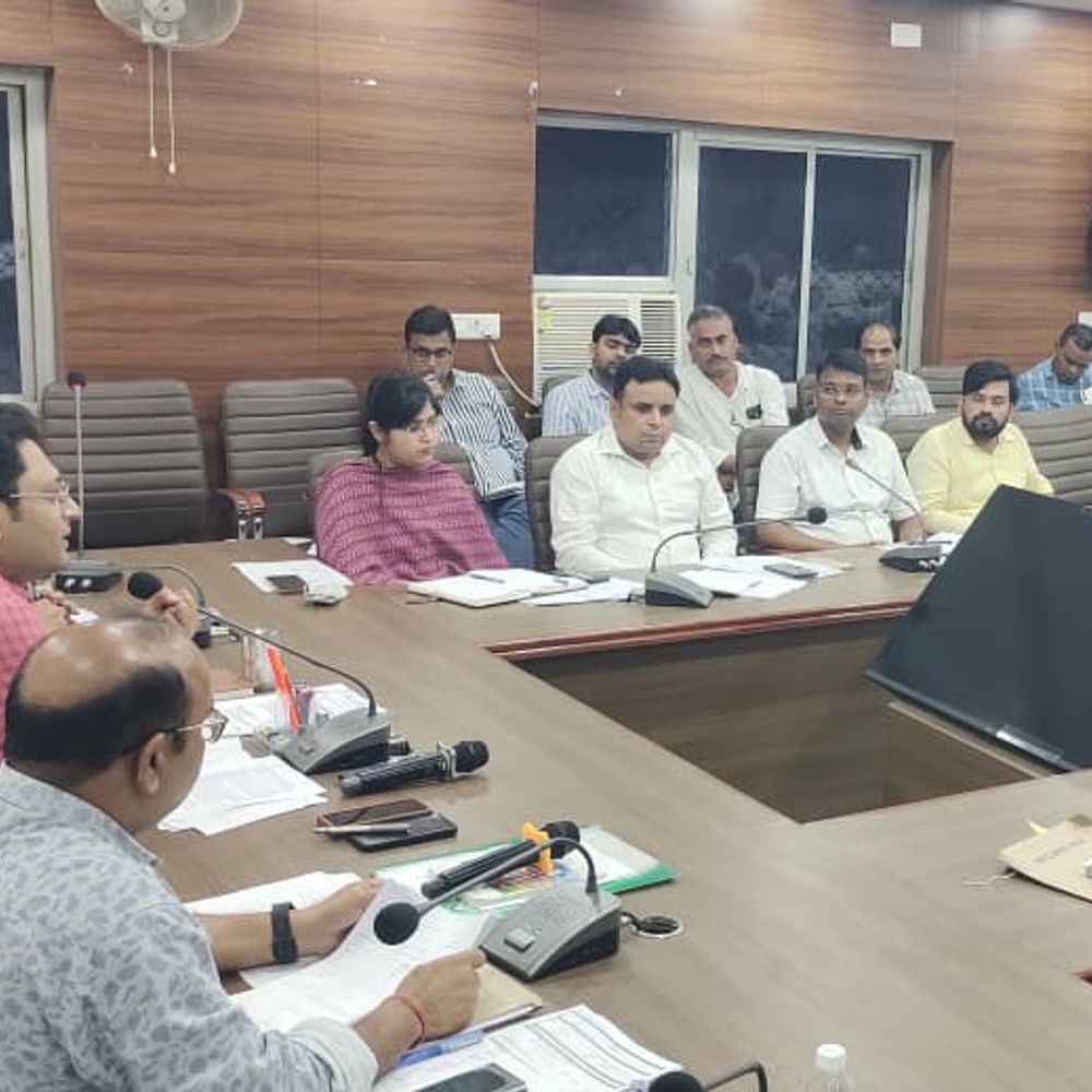 डीएम ने आईजीआरएस समीक्षा में जताई नाराजगी:शिकायत निस्तारण में लापरवाही पर विभागाध्यक्षों को कड़ी चेतावनी