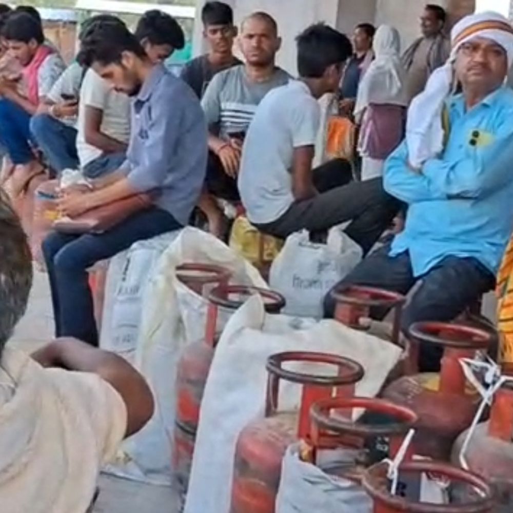 अमरपाटन के हजारों गैस कनेक्शन 25 KM दूर शिफ्ट:मानसी एजेंसी पर FIR के बाद उपभोक्ता परेशान, बोले- वैकल्पिक व्यवस्था की जाए