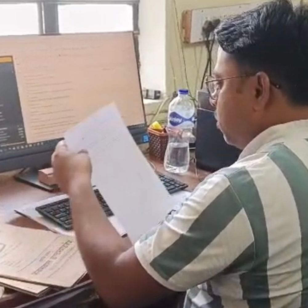 1040 वाहनों पर 9.95 करोड़ टैक्स बकाया:महराजगंज में एआरटीओ ने वसूली के लिए नोटिस जारी किए, दिया अल्टीमेटम