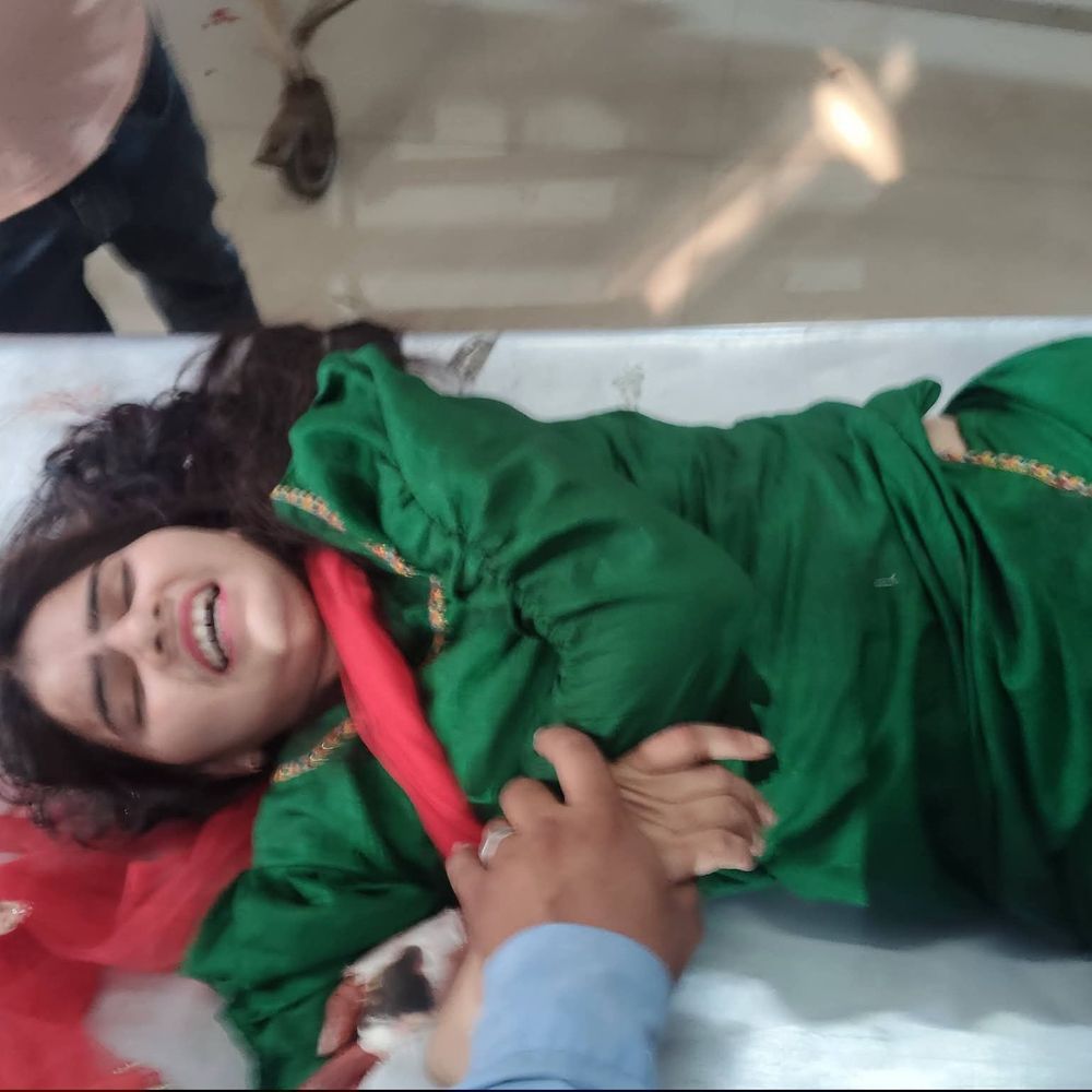 परीक्षा देने जा रही छात्रा को वाहन ने मारी टक्कर:हालत गंभीर, युवक की इलाज जारी; चालक फरार