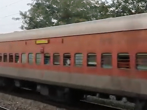 बिना टिकट यात्रा पर अब ₹250 की जगह ₹500 जुर्माना:महिला कोच में घुसे तो ₹2500 पेनाल्टी, स्टेशन-ट्रेन में भीख मांगने पर रोक