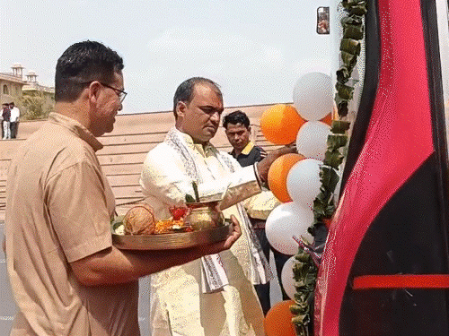 जयपुर में 29 और भीलवाड़ा में 18 ई-बसें शुरू:टिकट लेकर CM ने किया सफर; बोले- 8 शहरों में चलेंगी, 50 डबल-डेकर बसें भी होंगी शामिल