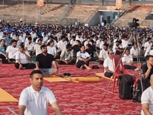 भोपाल के टीटी नगर में योग दिवस पर कार्यक्रम:आयोग के अध्यक्ष बोले- स्क्रीन टाइम से मेमोरी लॉस बढ़ रहा, योग इसका समाधान
