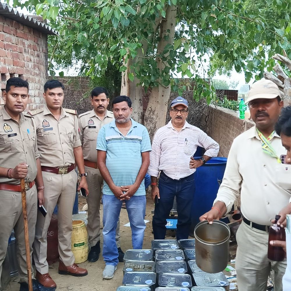 मिलावटी देसी घी बनाने वाले गोदाम पर छापेमारी, एक गिरफ्तार:रिफाइंड और वनस्पति घी में एसेंस मिलाकर तैयार किया जा रहा था देशी घी