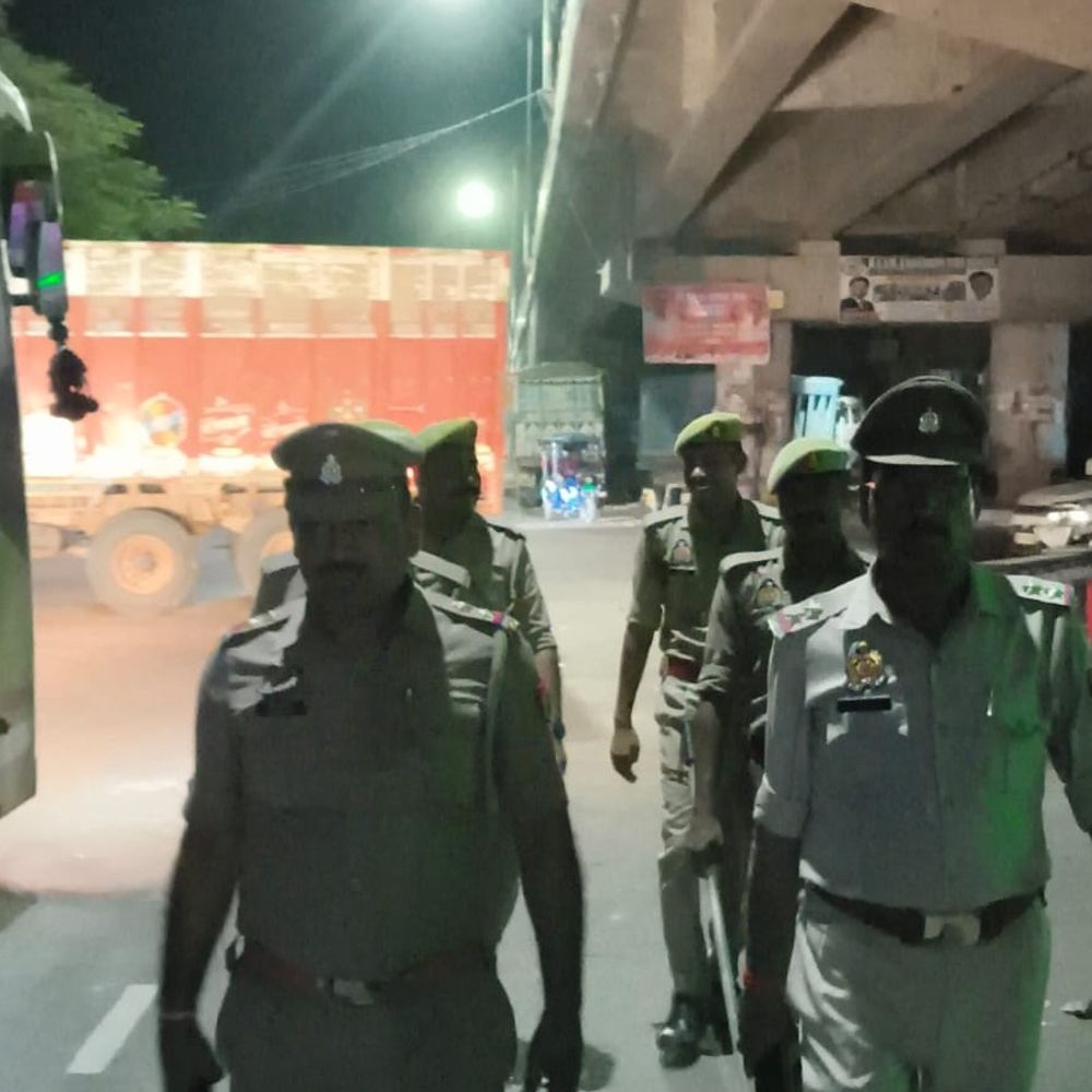 कौशांबी पुलिस ने 7 ओवरलोड ट्रैक्टर सीज किए:बालू, ईंट, पत्थर और सवारियां ले जा रहे थे; दुर्घटना रोकने को कार्रवाई