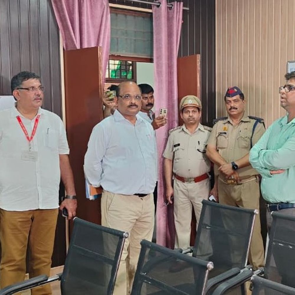 परिवहन आयुक्त ने बिजनौर एआरटीओ कार्यालय का किया निरीक्षण:विभागीय कार्यप्रणाली, नागरिक सेवाओं और लंबित प्रकरणों की समीक्षा की