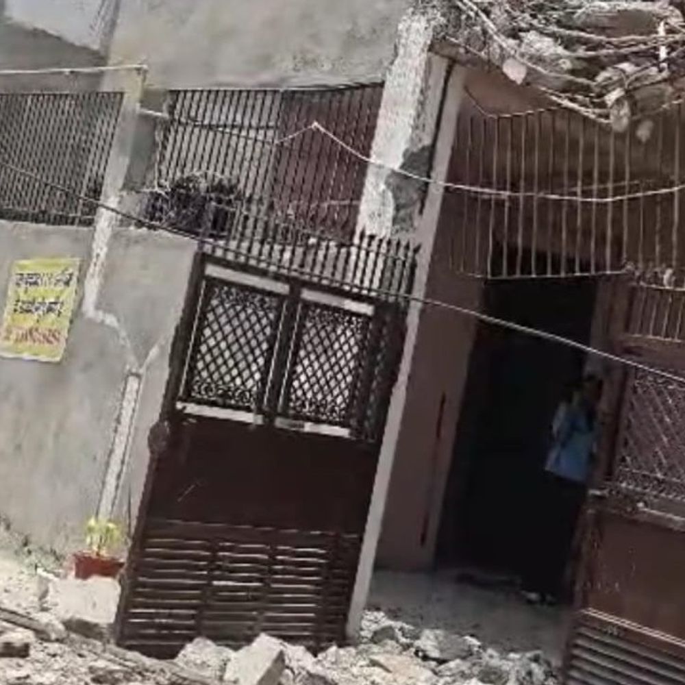 मेरठ में हिस्ट्रीशीटर अमित मिरिंडा के घर पर चला बुलडोजर:सेंट्रल मार्केट में शुरू हुआ सेटबैक एक्शन