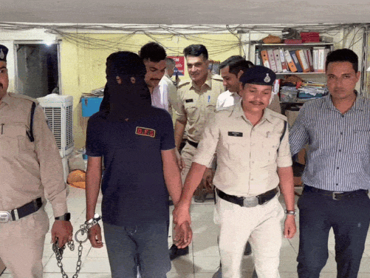 शोरूम के सफाईकर्मी ने की 2.5 करोड़ की चोरी:शौक पूरे करने के लिए बना चोर; भरोसे का फायदा उठाकर चुराया हीरे जड़ा मुकुट, गिरफ्तार