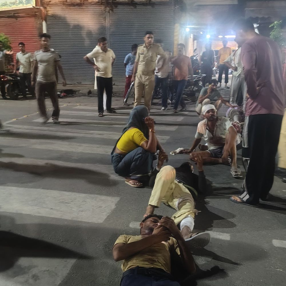 संभल में दो पक्षों में फायरिंग और मारपीट:युवक को गोली लगी, 10 घायल; आक्रोशित परिजनों ने सड़क पर लगाया जाम, पुलिस से नोकझोंक