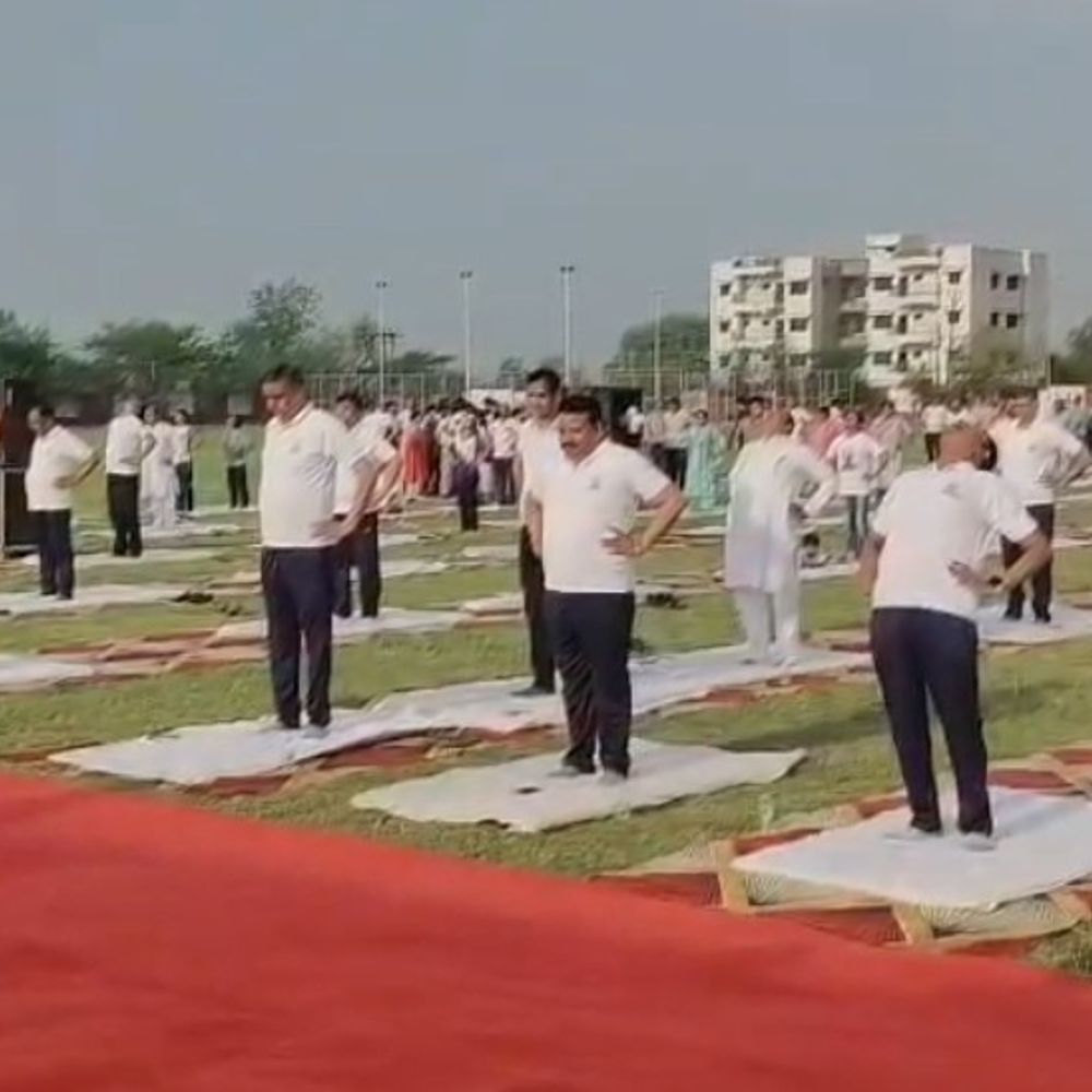 हाथरस में अंतर्राष्ट्रीय योग दिवस पर योगाभ्यास:जनप्रतिनिधियों-अधिकारियों ने लिया भाग, करें योग रहें निरोग का संदेश