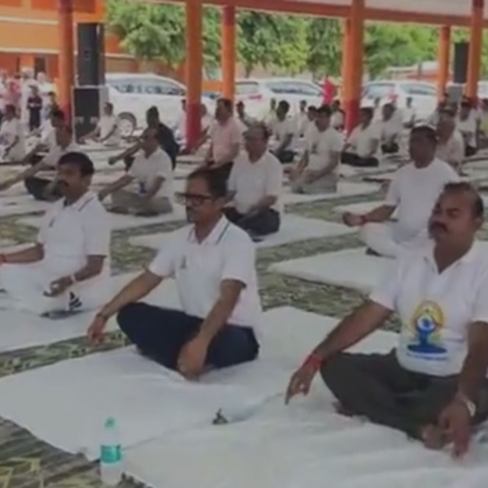 चित्रकूट में योग दिवस पर हजारों लोगों ने किया योगाभ्यास:प्रभारी मंत्री नंदी ने स्वस्थ जीवन का संदेश दिया, किये योग-प्राणायाम