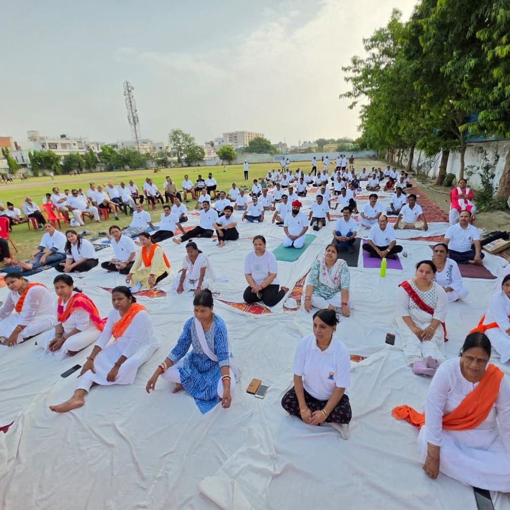 लखनऊ के डीएवी ग्राउंड में योग दिवस:सनातनी पंजाबी महासभा ने उत्साहपूर्वक किया आयोजन