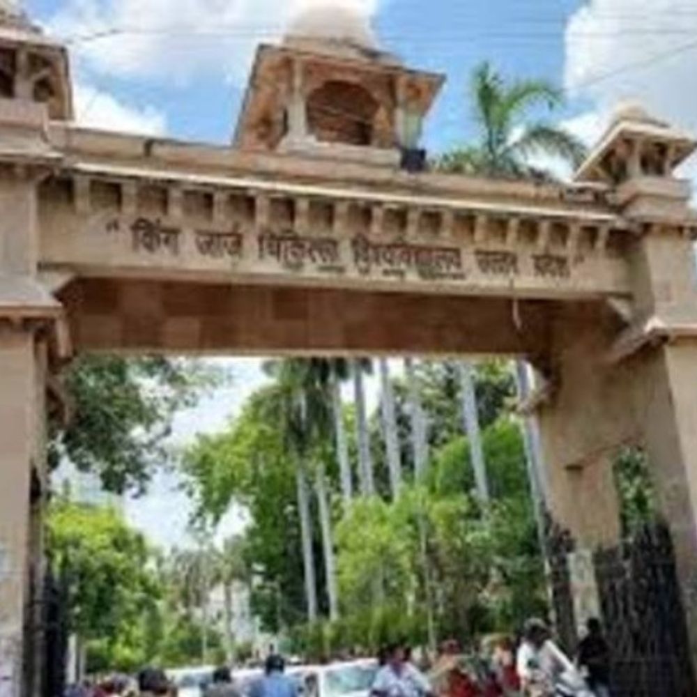 KGMU के रेजिडेंट डॉक्टर ने मरीज को निजी अस्पताल भेजा:गलत खून चढ़ाने से मौत, परिजनों ने FIR के लिए थाने में दी शिकायत