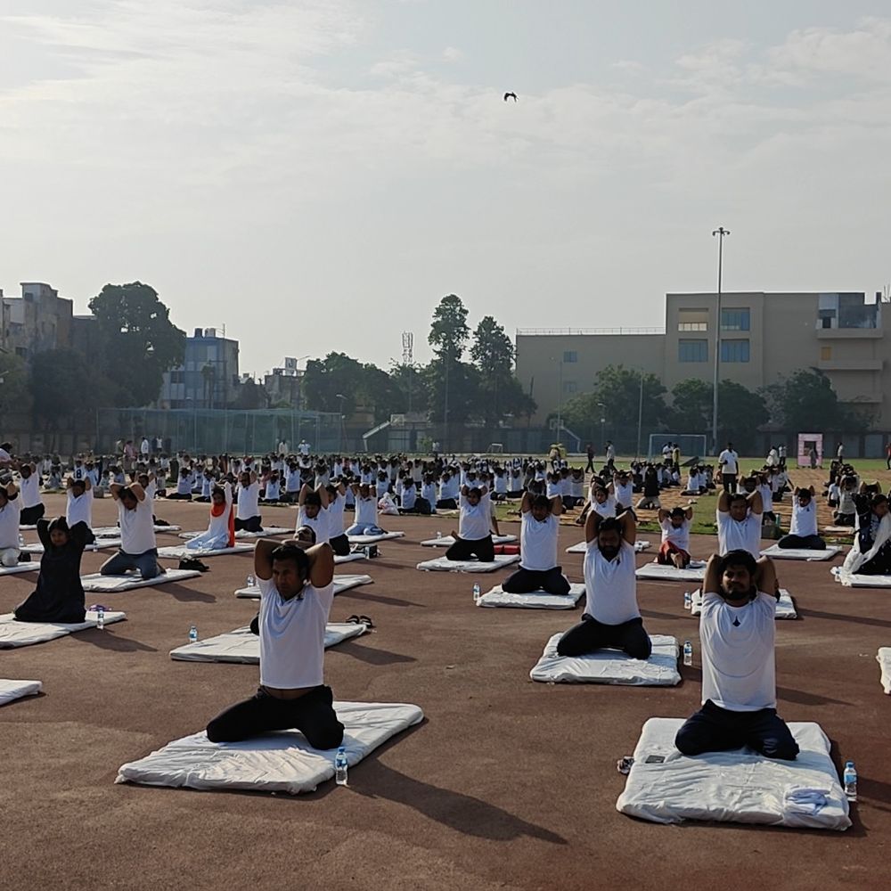योग की मुद्राओं से दिया स्वस्थ जीवन का मंत्र:सहारनपुर में स्टेडियम से लेकर मदरसों तक हुआ सामूहिक योगाभ्यास