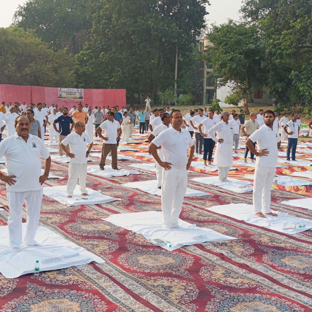 आजमगढ़ में बोले सरकार के मंत्री दारा सिंह चौहान:निरोग रहने के लिए सभी लोग करें योग, डीएम बोले ग्राम सभा स्तर से लेकर ब्लॉक पर किया गया योगाभ्यास