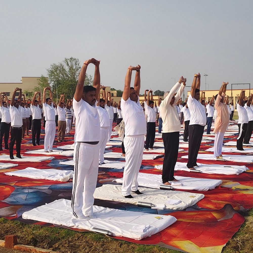 अमेठी पुलिस लाइन में योग दिवस पर उमड़ा जनसैलाब:हजारों लोगों ने किया योगाभ्यास, राज्यमंत्री, डीएम-एसपी भी हुए शामिल