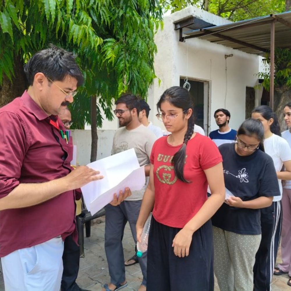 मथुरा में नीट का री-एग्जाम हुआ:6 केंद्रों पर 3380 अभ्यर्थियों ने दी परीक्षा, साइबर कैफे और फोटोस्टेट की दुकानें कराई गईं बंद