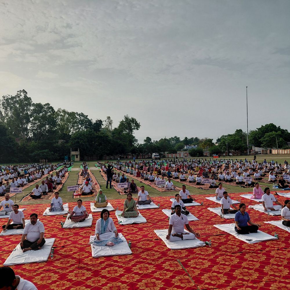 फर्रुखाबाद में 1000 लोगों ने किया योग:मंत्री प्रतिभा शुक्ला समेत कमिश्नर, सांसद, विधायक हुए शामिल, कहा- योग को जीवनशैली में शामिल करें