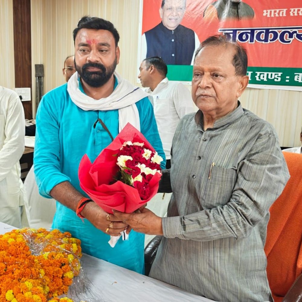 जिला बदर ब्लॉक प्रमुख ने पूर्व मंत्री का स्वागत किया:प्रतापगढ़ DM ने 6 माह के लिए किया था जिला बदर, 8 मुकदमे दर्ज