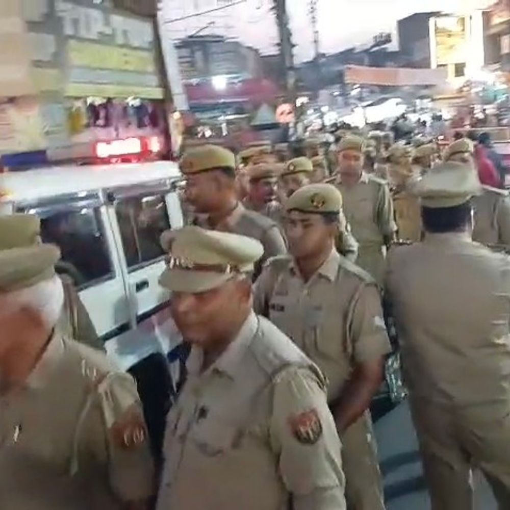 RAF के साथ मुज़फ्फरनगर पुलिस का शहर में फ्लैग मार्च:मोहर्रम और कांवड़ यात्रा से पहले सुरक्षा, सड़क पर उतरी चार थानों की पुलिस