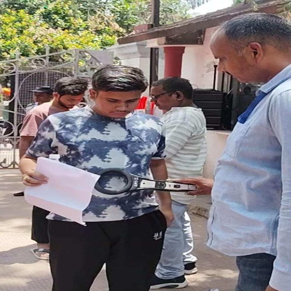 ग्वालियर में 25 केंद्रों पर नीट की परीक्षा:दोपहर 1.30 बजे किए गेट लॉक, कलावा, ताबीज, कॉइन, घड़ी बाहर जमा कराए