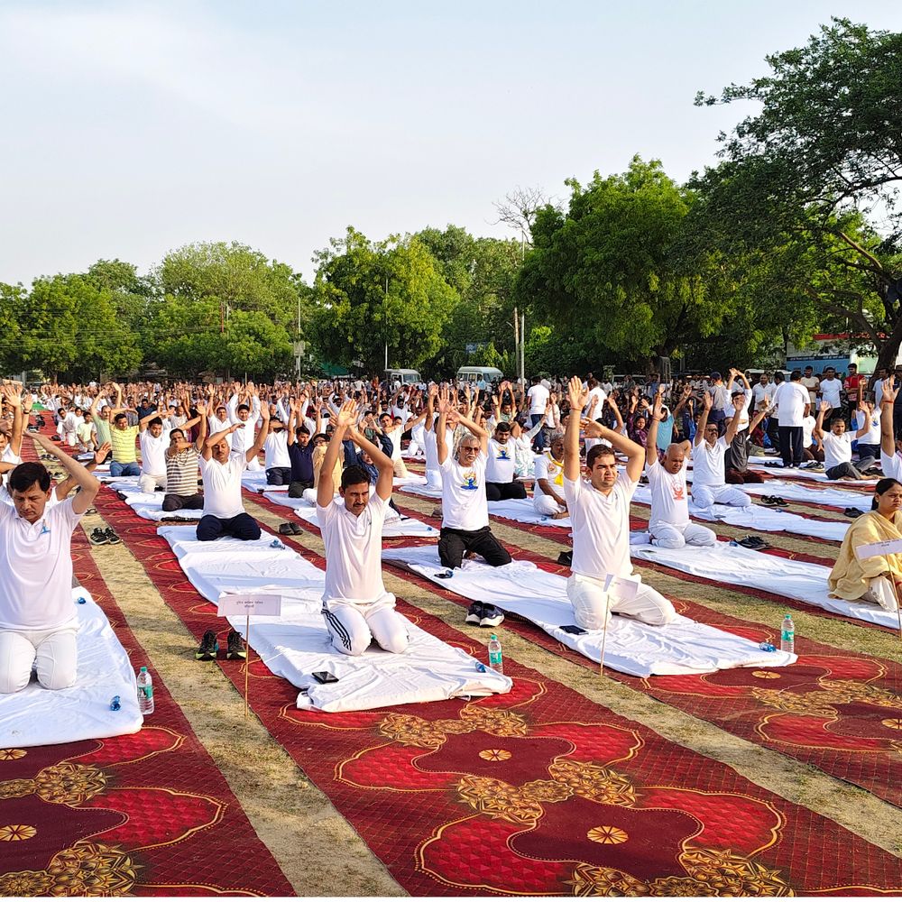 कौशांबी में अंतर्राष्ट्रीय योग दिवस पर योगाभ्यास शुरू:जिला पंचायत अध्यक्ष ने योग को दैनिक आदत बनाने पर जोर दिया