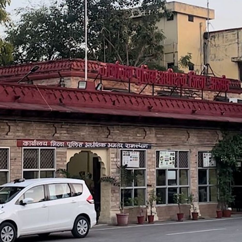 अवैध बजरी परिवहन में पुलिसकर्मियों पर गिरी गाज:दो कांस्टेबल सस्पेंड, 112 वाहन चालक भी हटाया गया, बजरी माफियाओं से मिलीभगत के आरोप