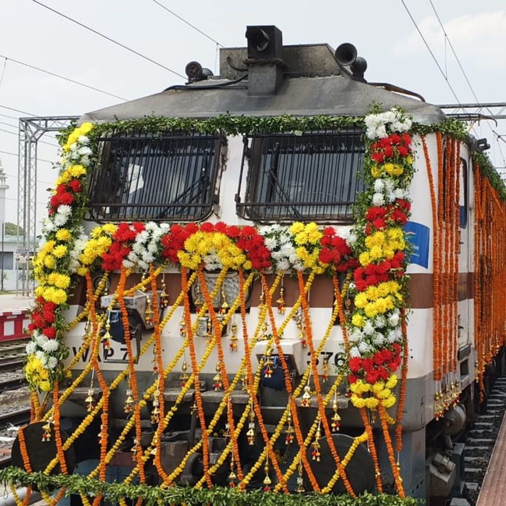 मऊ-आनंद विहार एक्सप्रेस अब डेली चलेगी:रेलवे ने जारी किया टाइम चार्ट, पूर्वांचल के यात्रियों को होगी सहूलियत