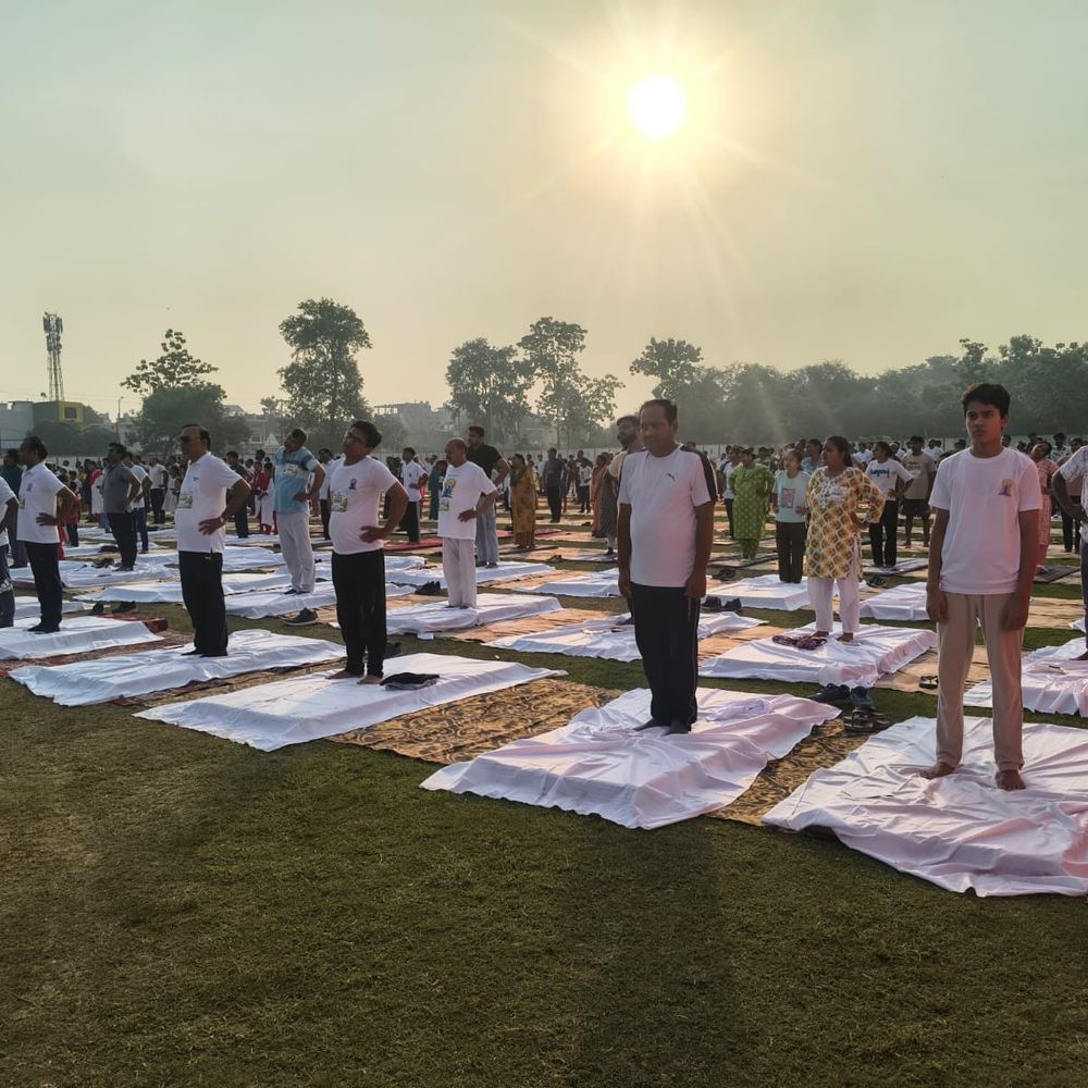 बलरामपुर में अंतर्राष्ट्रीय योग दिवस पर सैकड़ों ने किया योगाभ्यास:स्वस्थ जीवन और मानसिक शांति का संदेश, योग से निरोग रहने का संकल्प