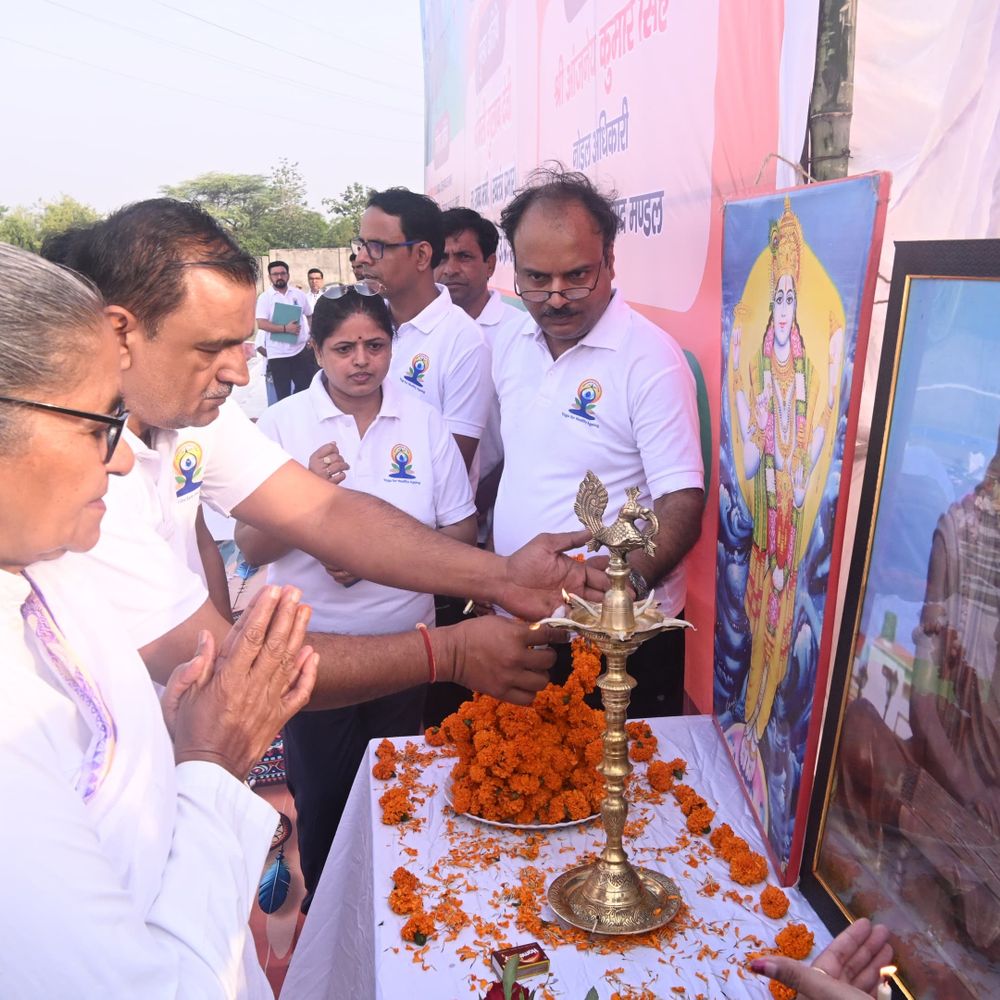 चंदौसी में शिक्षामंत्री-मंडलायुक्त, डीएम-एसपी ने किया योग:जैनब बोली- इसका धर्म से क्या लेना-देना, स्वास्थ्य के लिए योग जरुरी