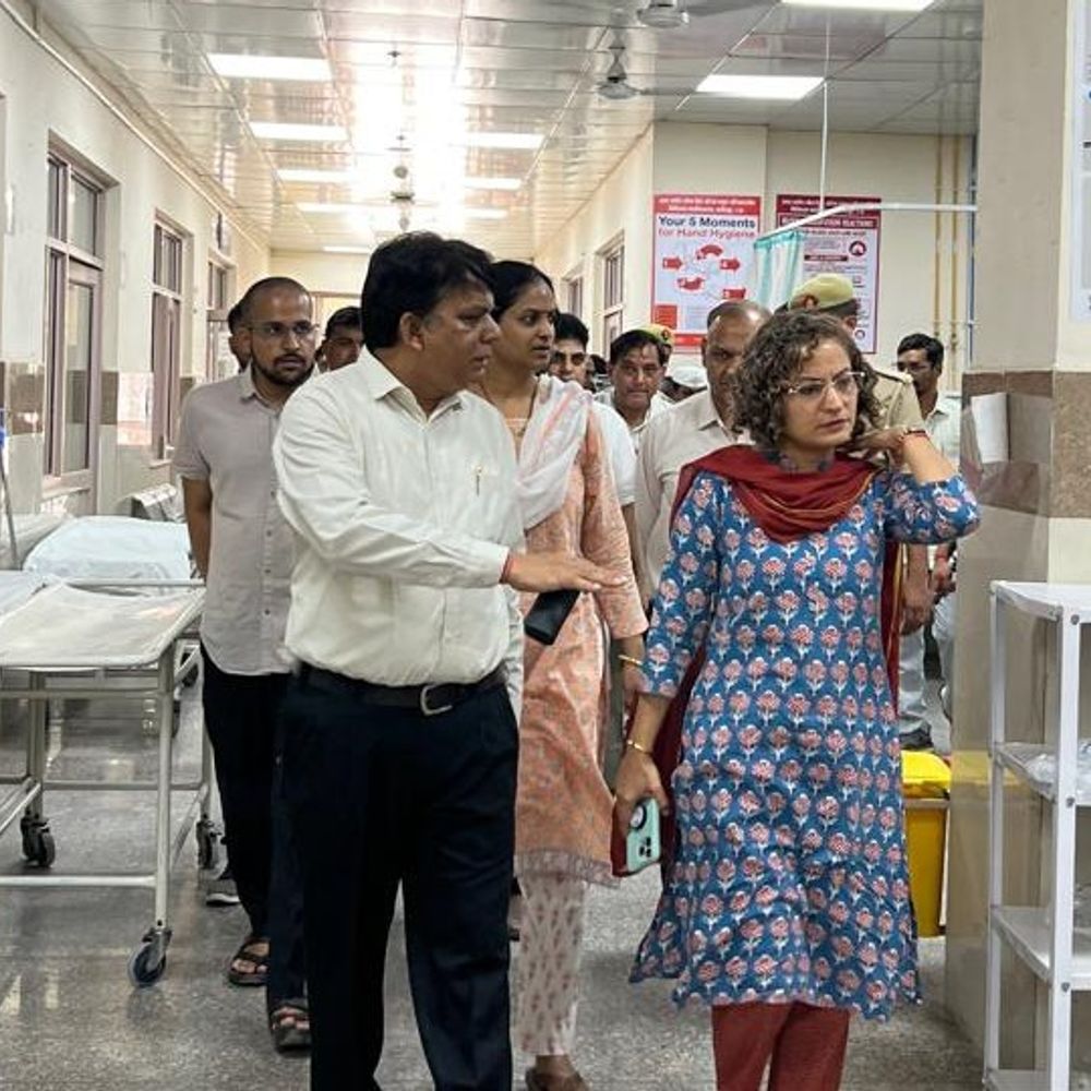 फतेहपुर मेडिकल कॉलेज का नोडल अधिकारी, डीएम ने किया निरीक्षण:स्वास्थ्य सेवाओं और विकास कार्यों की स्थिति का लिया जायजा, जरूरी निर्देश दिए