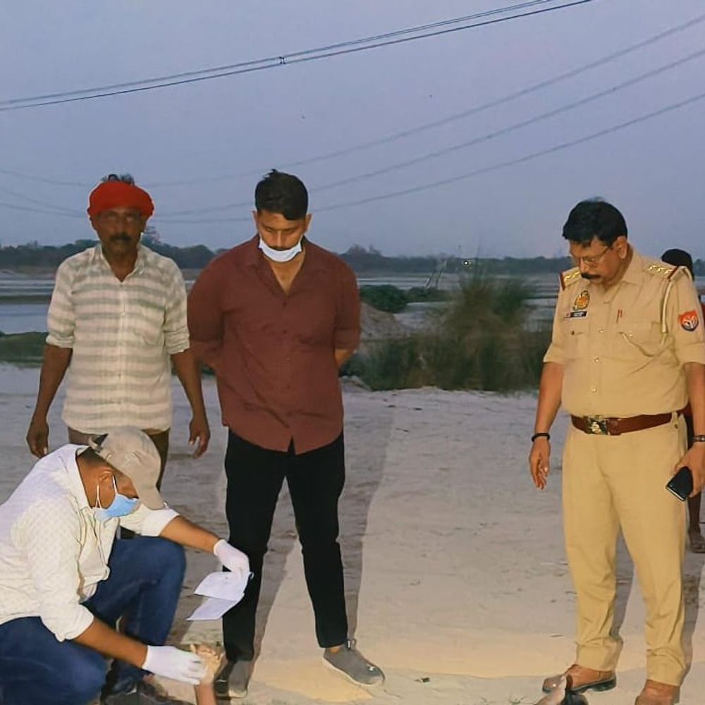 गंगा में मिला अज्ञात युवक का शव:कौशांबी में सीमा विवाद के बाद कड़ाधाम पुलिस ने पोस्टमार्टम को भेजा